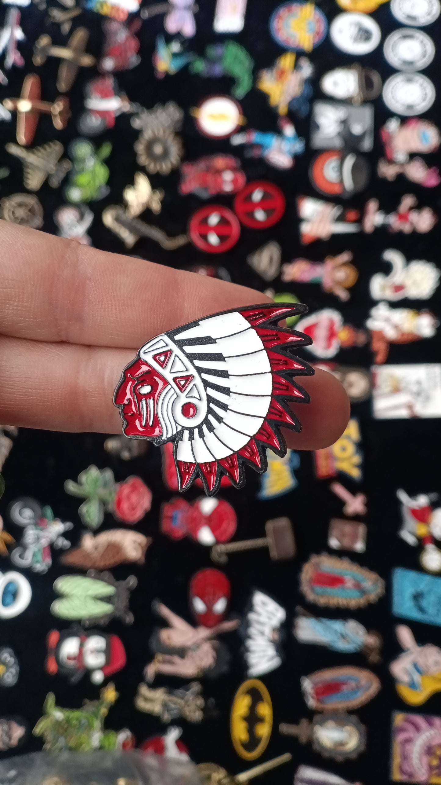 Pin Piel Roja Metálico