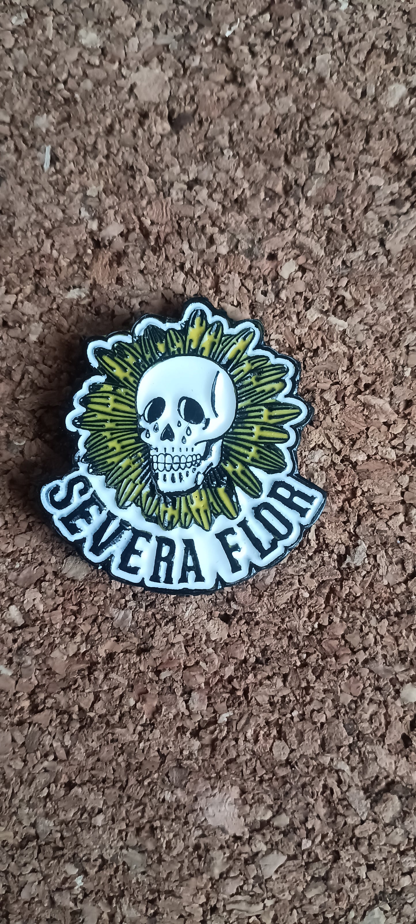 Pin Severa Flor Metálico