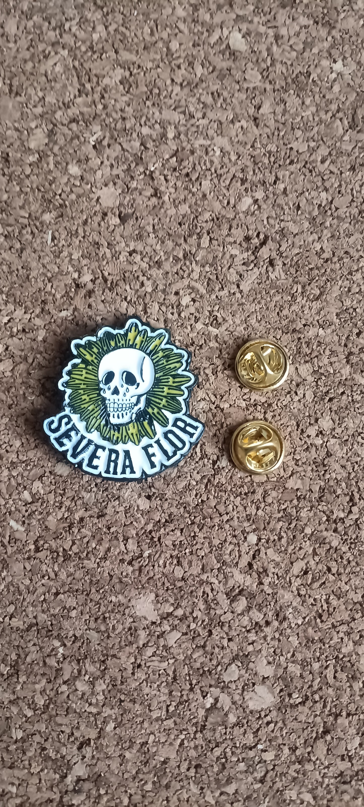Pin Severa Flor Metálico