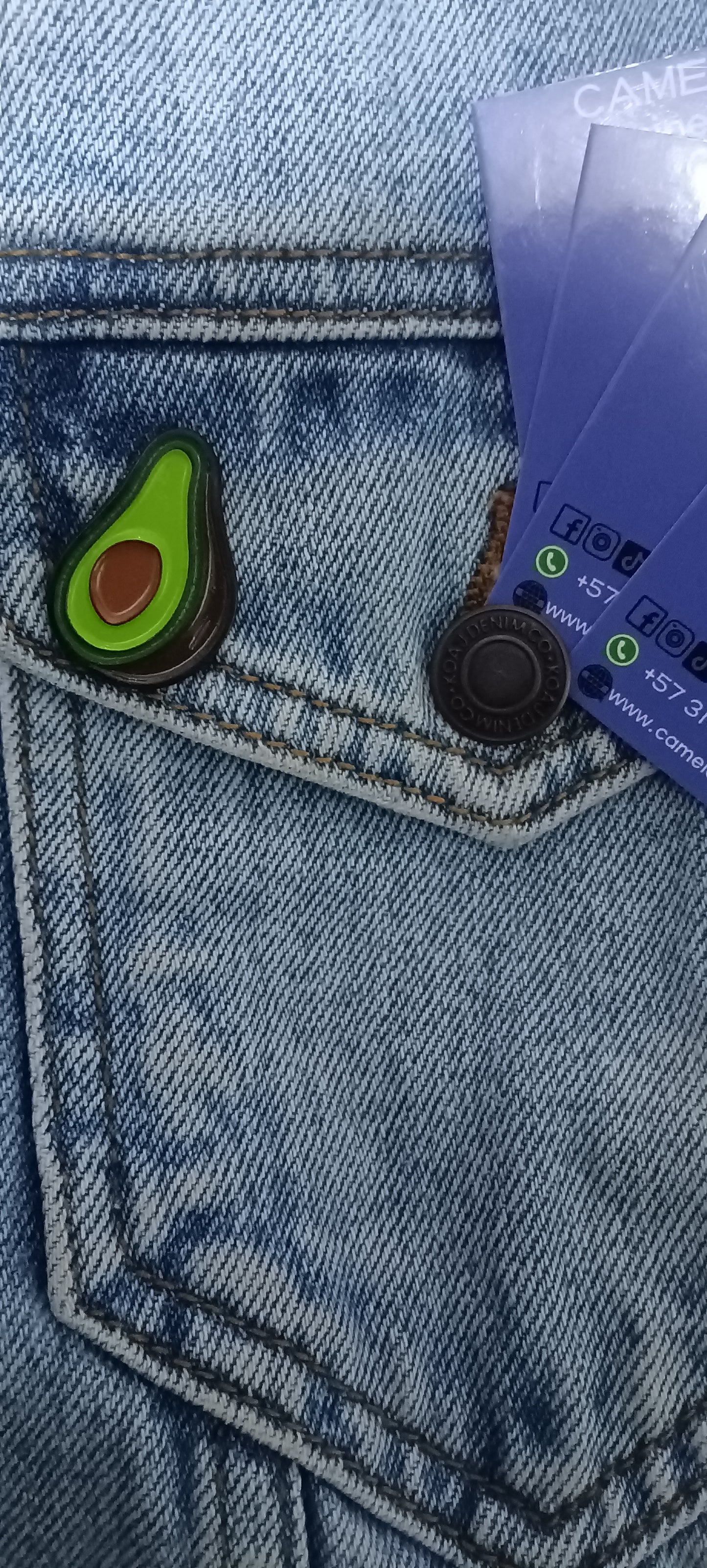 Pin Aguacate Metálico
