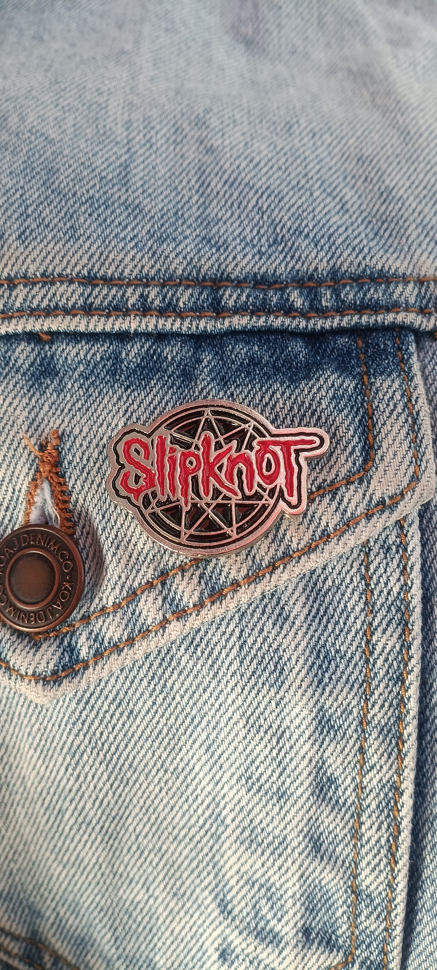 Pin SlipKnow Metálico