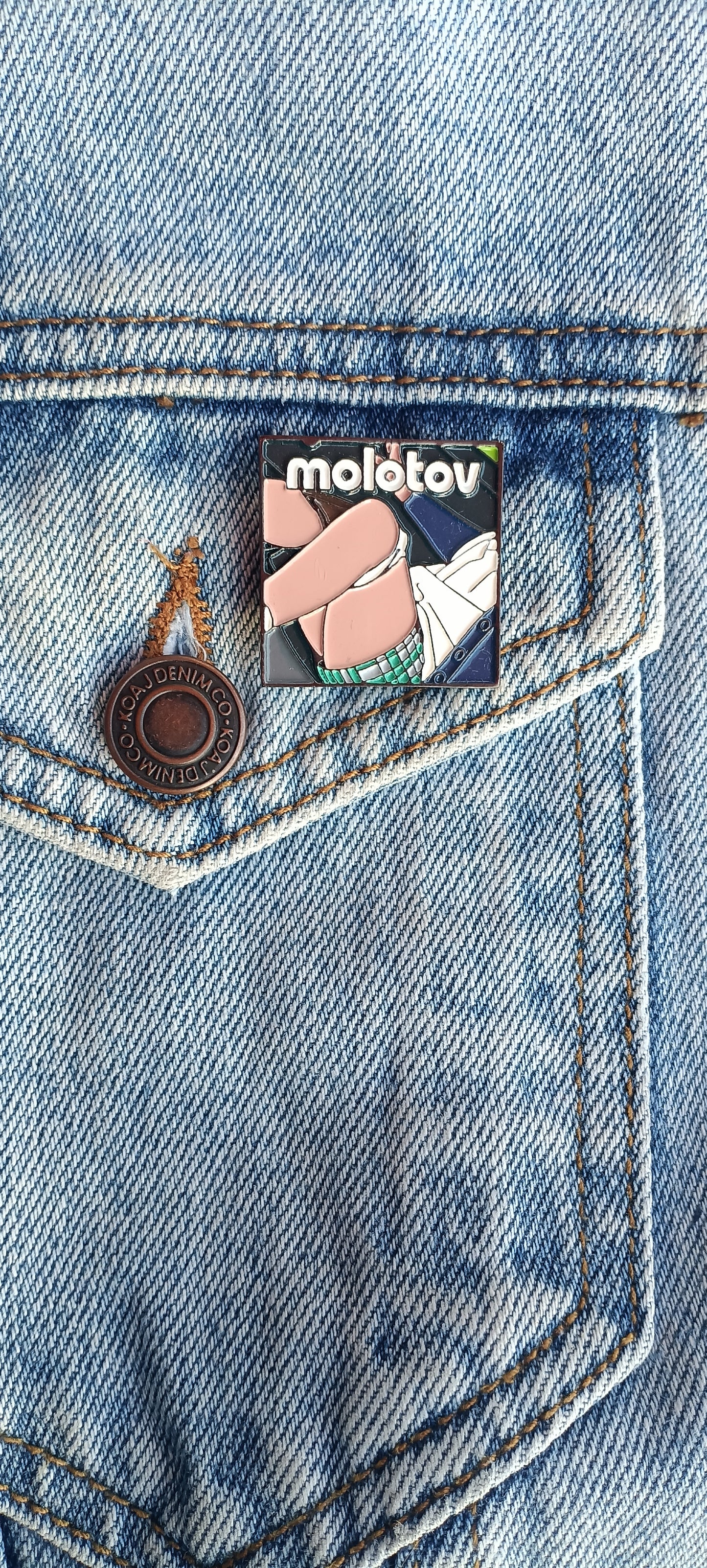 Pin Molotov Metálico