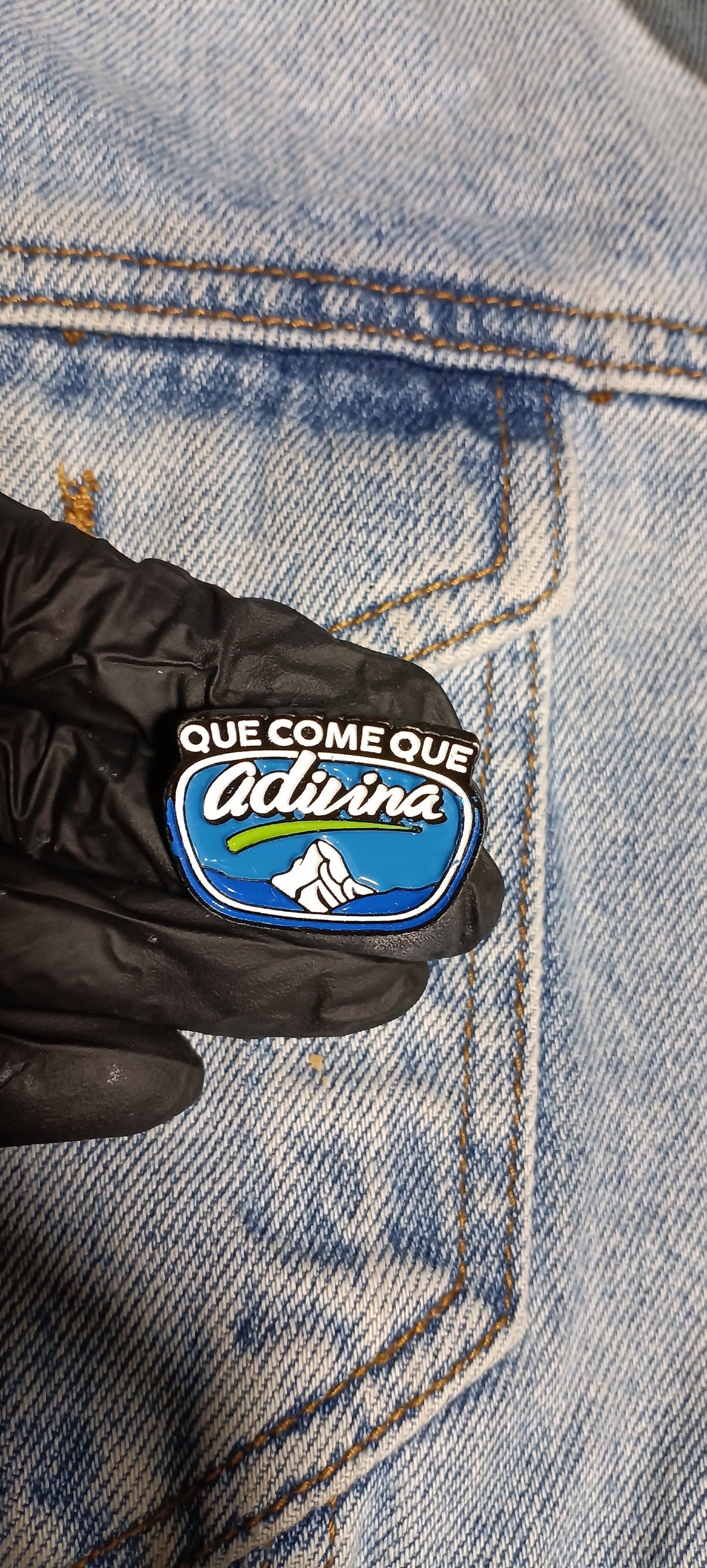 Pin Que Come Que Adivina Metálico