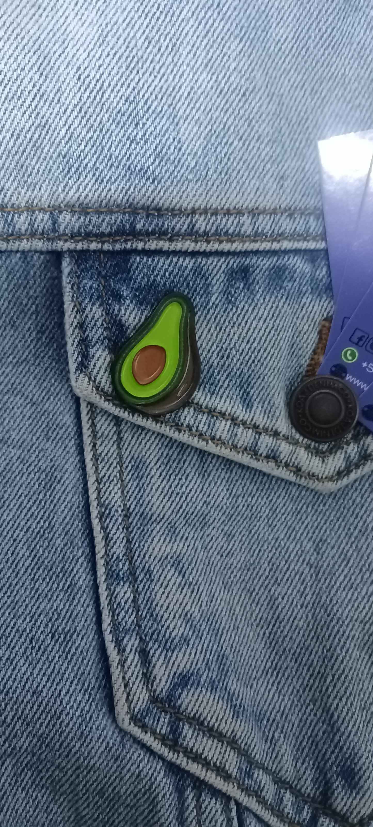 Pin Aguacate Metálico