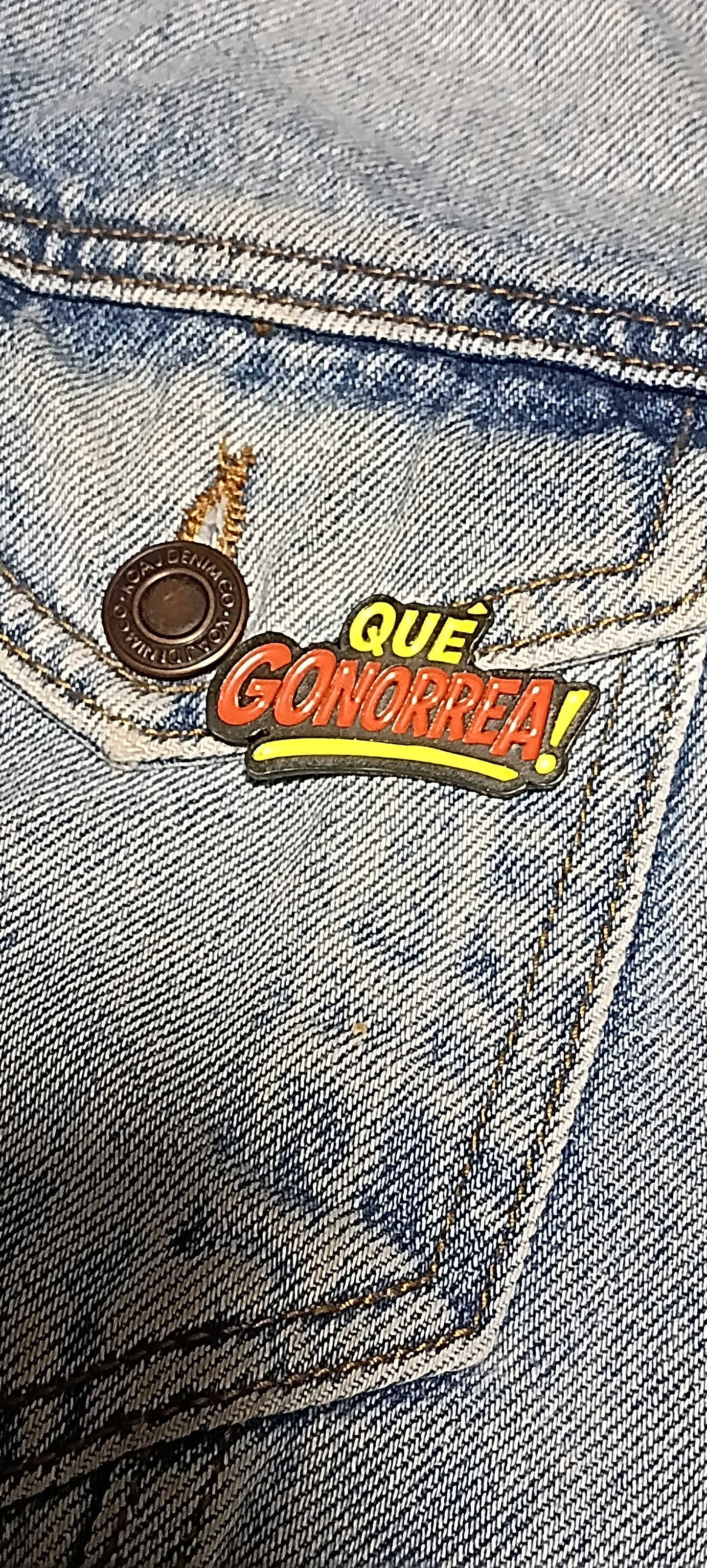 Pin Que Gonorrea Metálico