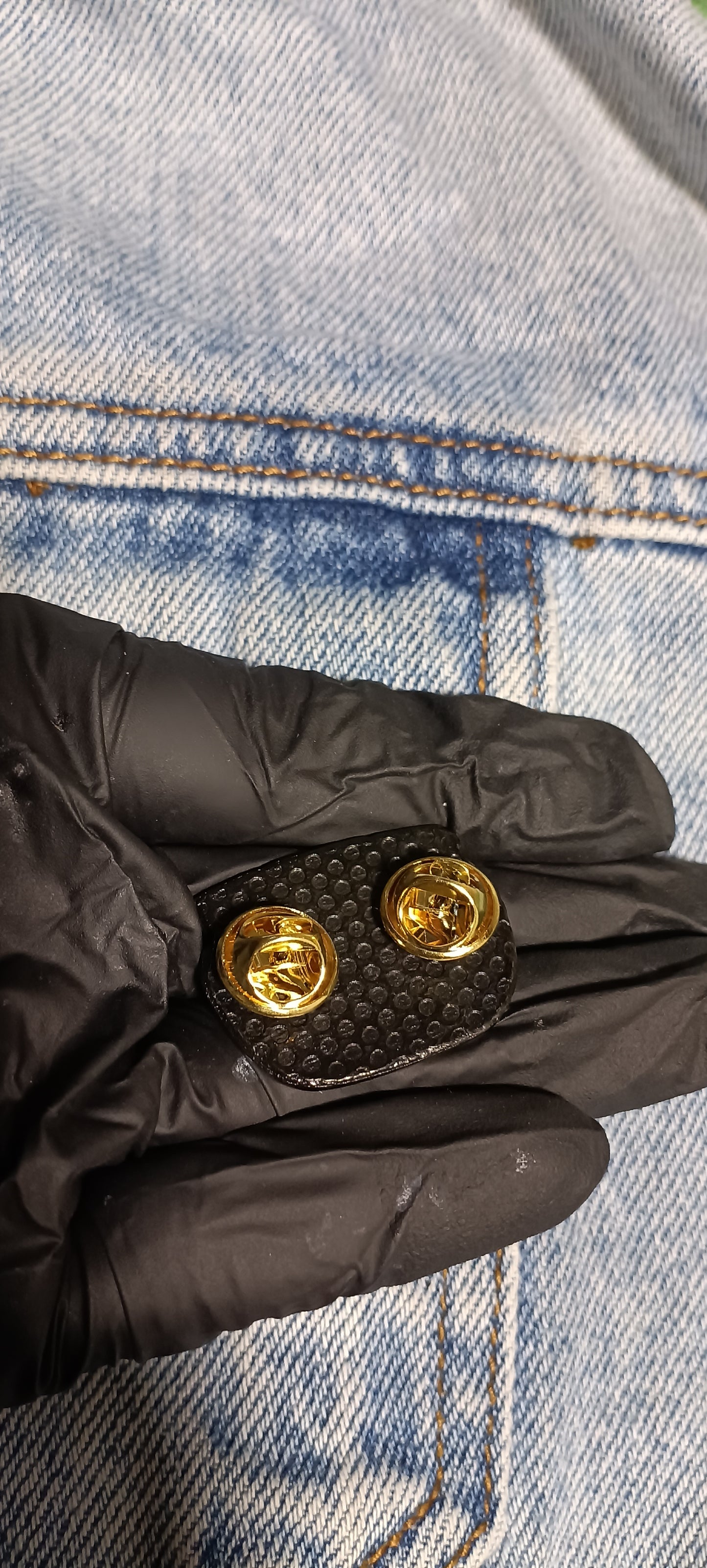 Pin Que Come Que Adivina Metálico