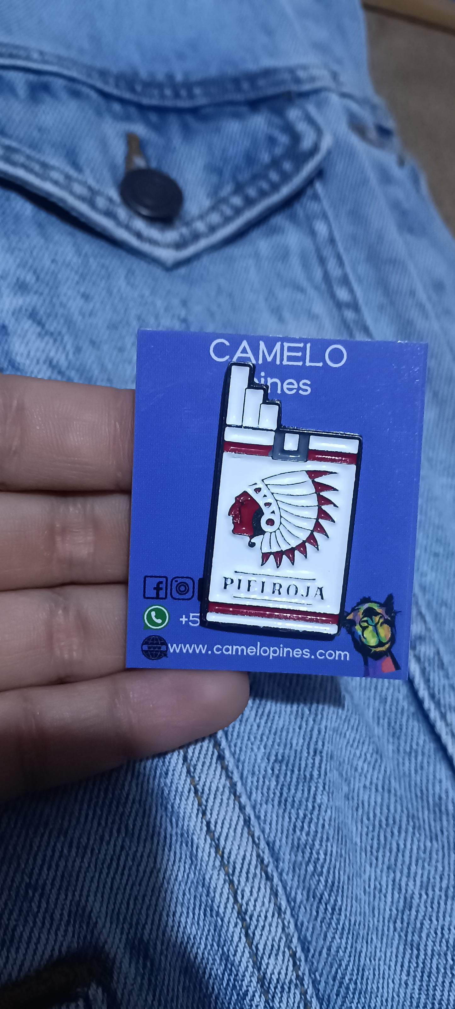 Pin Caja Cigarrillos Piel Roja Metálico