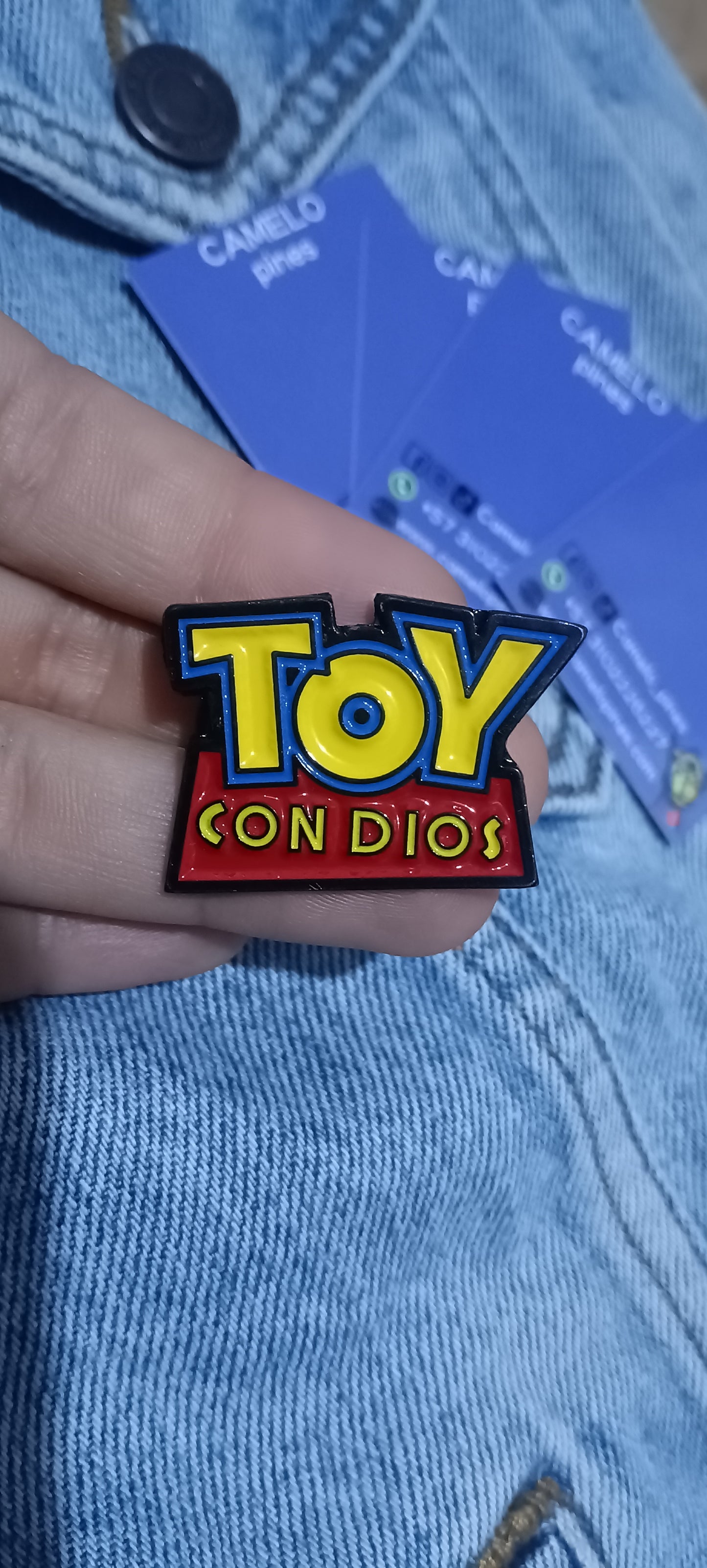 Pin Toy Con Dios Metálico