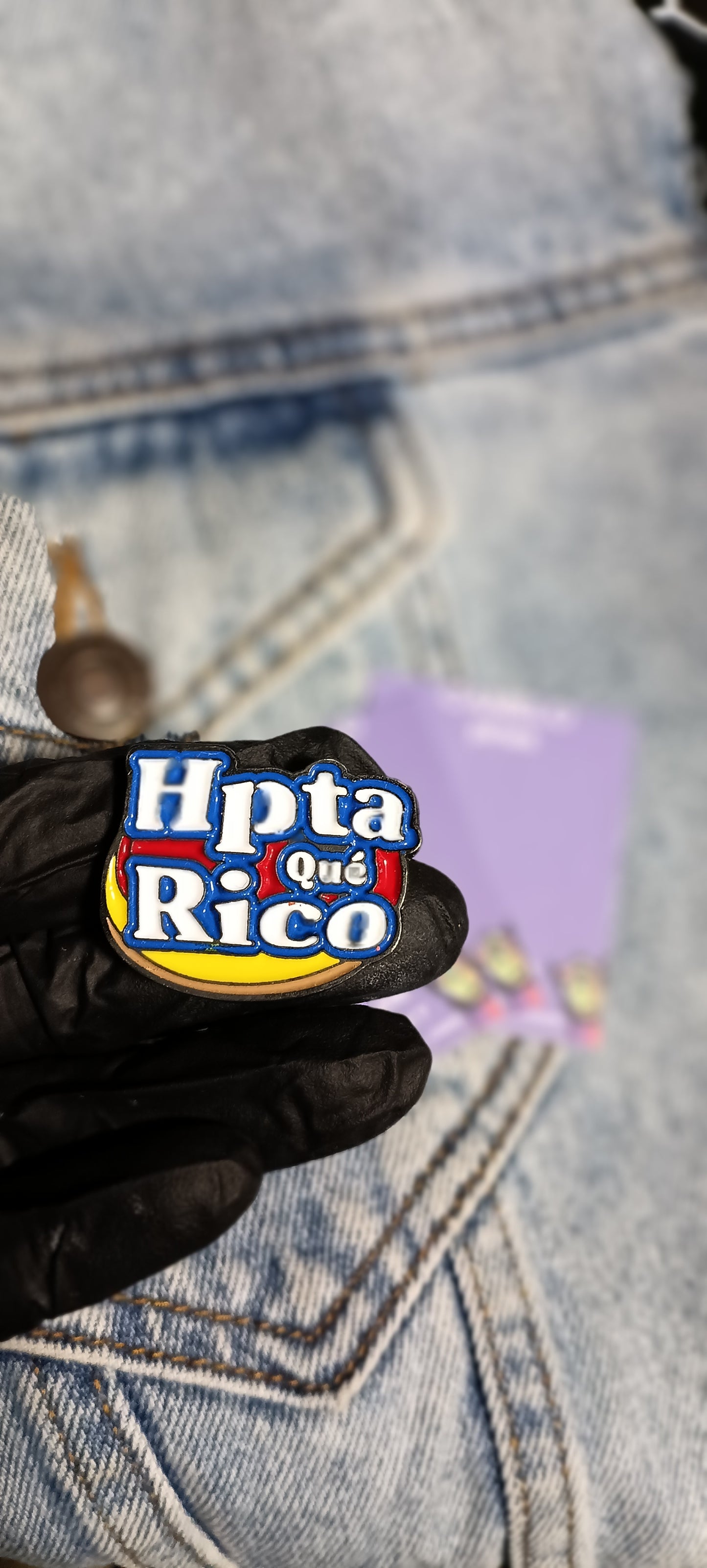 Pin Hpta Qué Rico Metálico