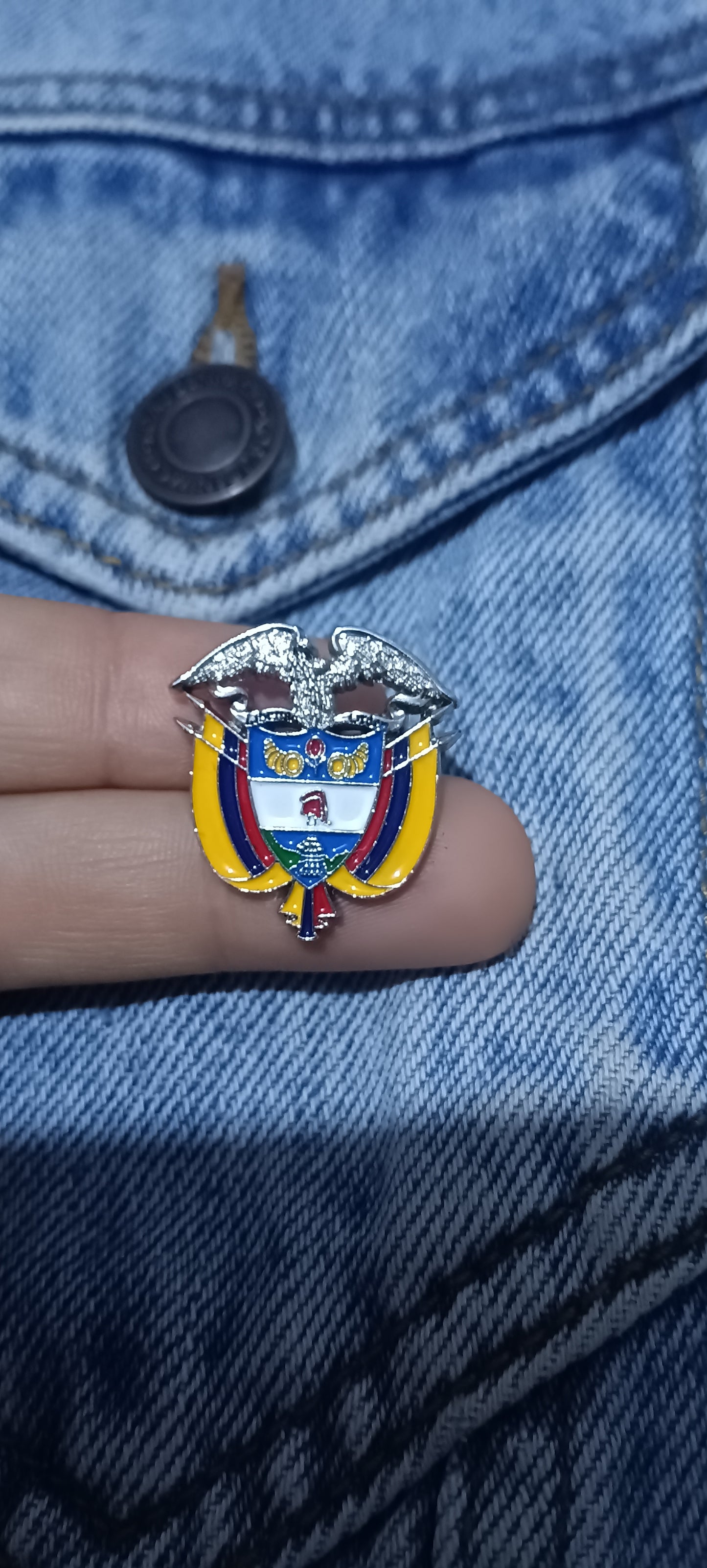 Pin Escudo De Colombia Metálico