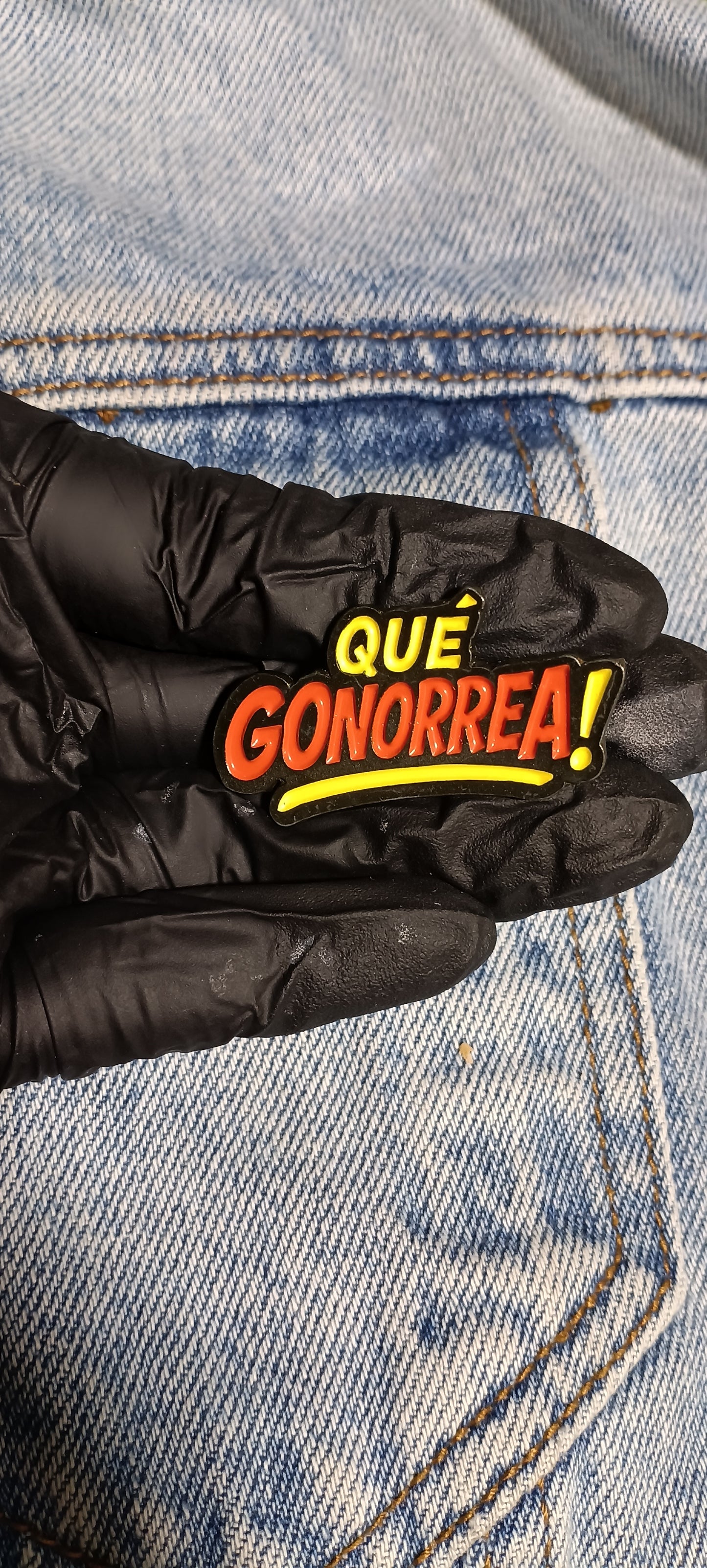 Pin Que Gonorrea Metálico