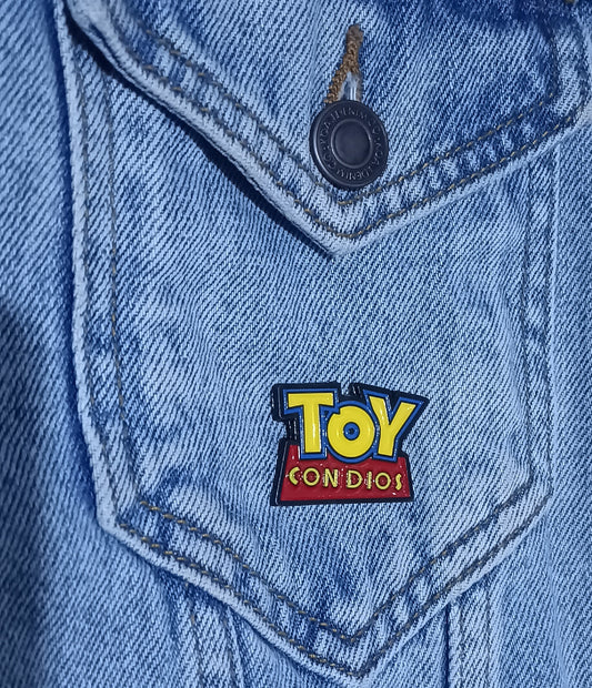 Pin Toy Con Dios Metálico