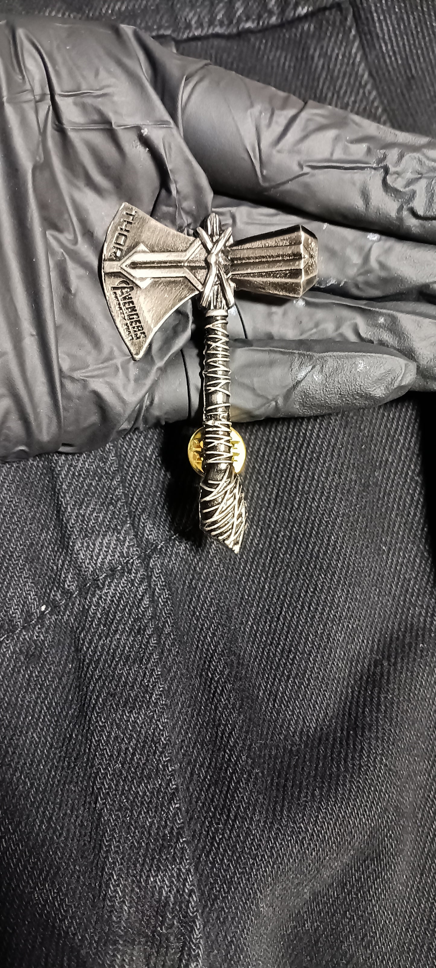 Pin Hacha de Thor Metálico