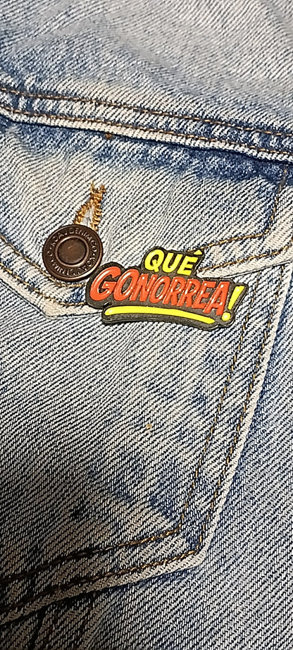 Pin Que Gonorrea Metálico