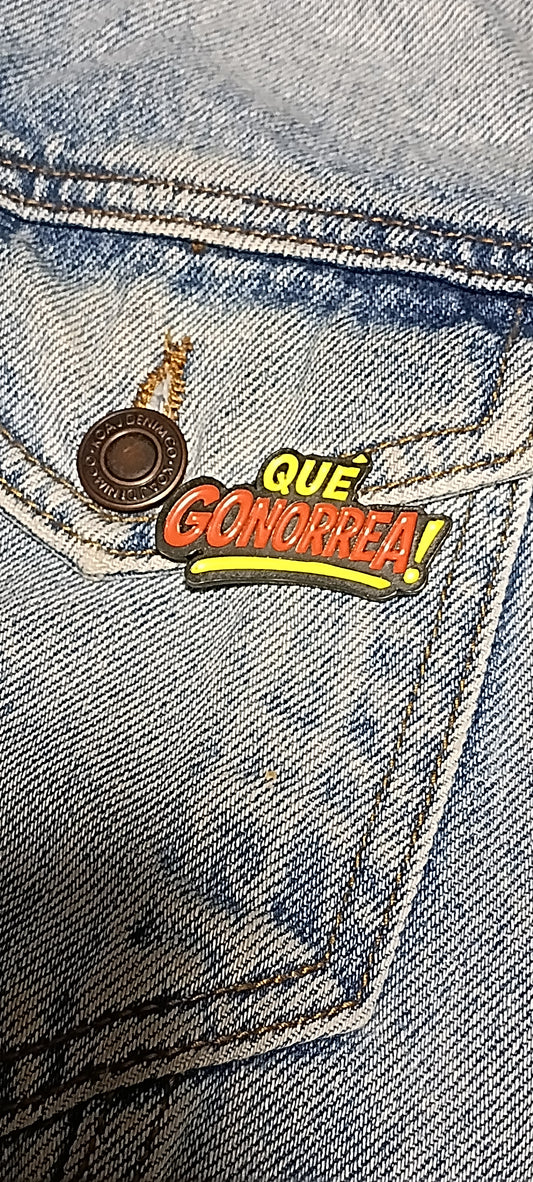 Pin Que Gonorrea Metálico
