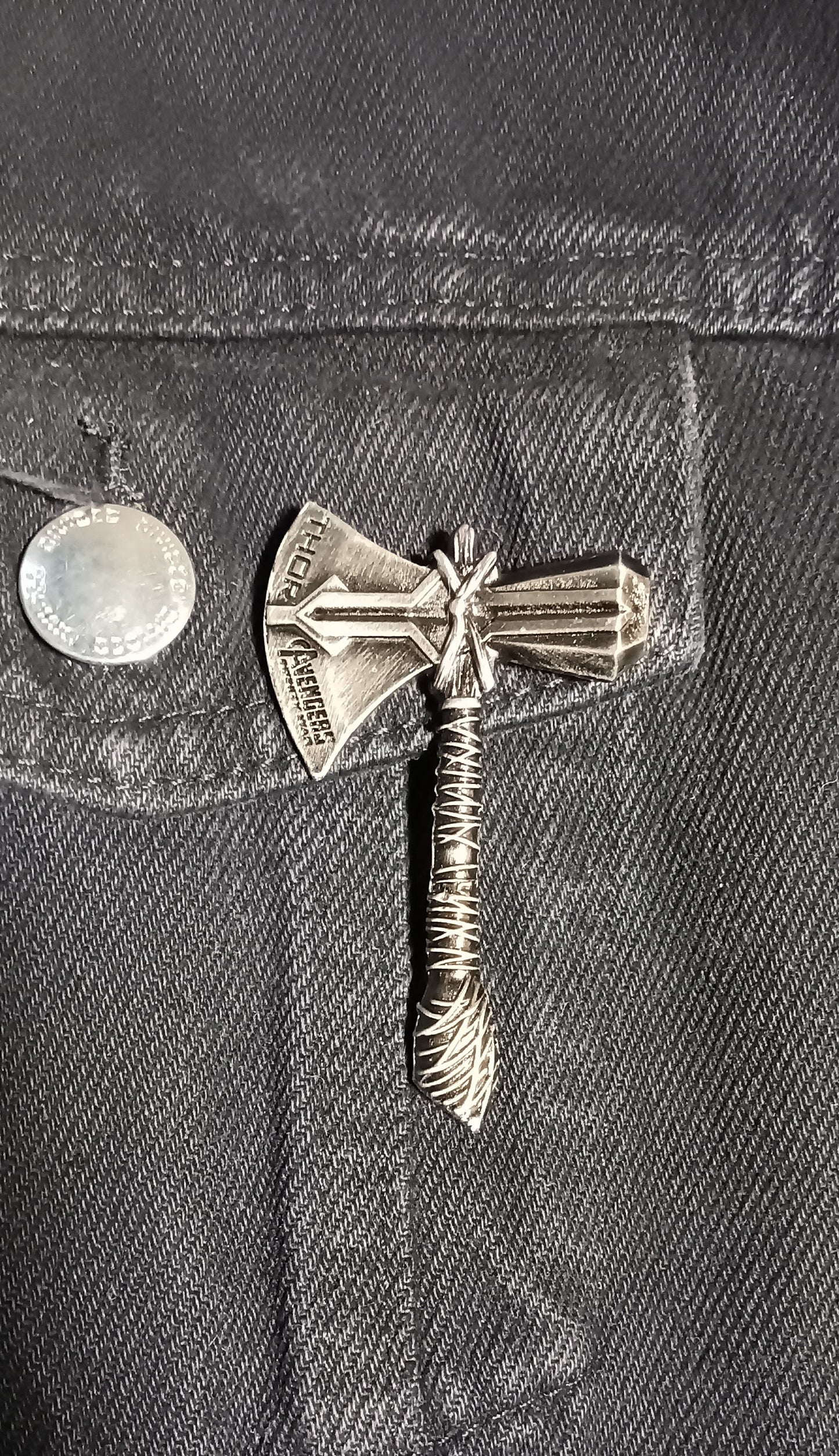 Pin Hacha de Thor Metálico