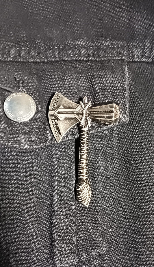 Pin Hacha de Thor Metálico