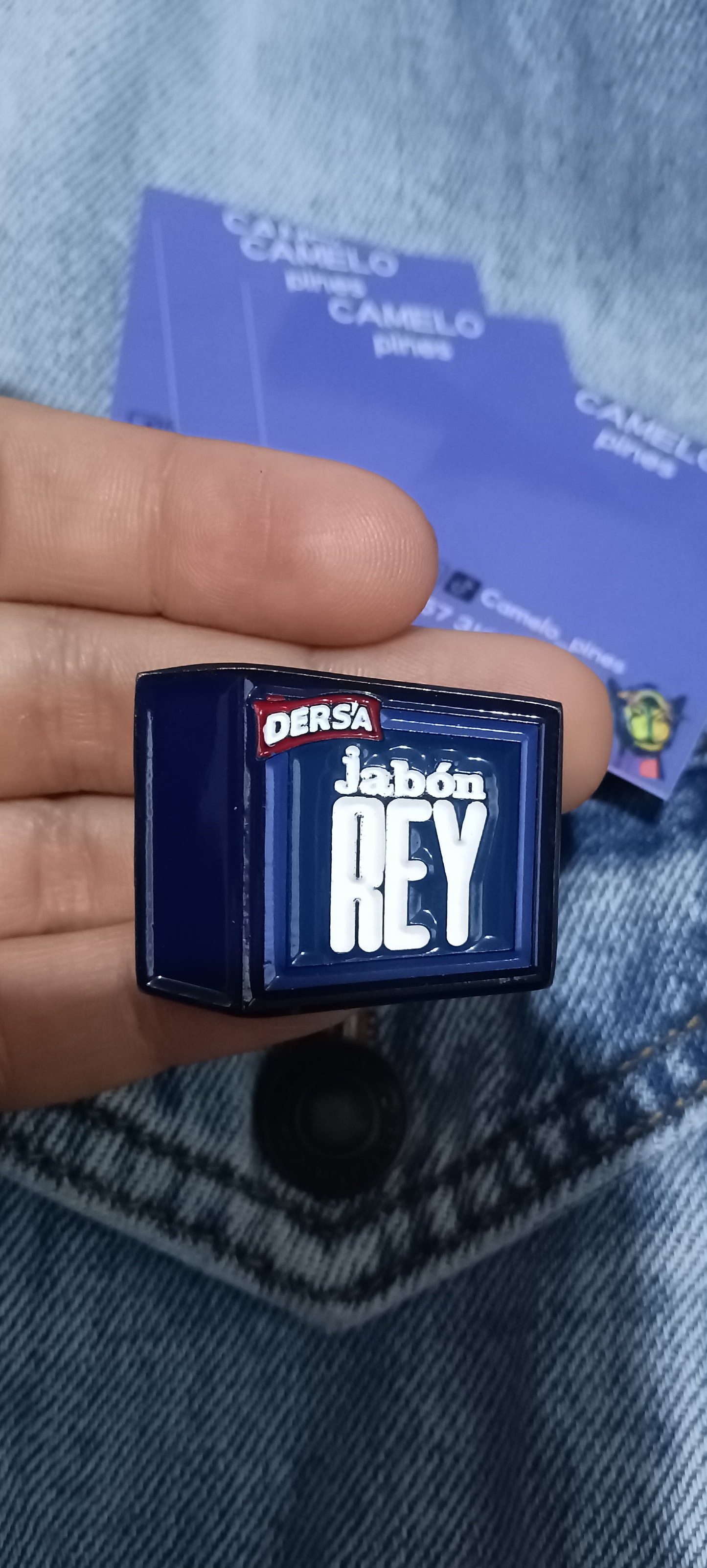 Pin Jabón Rey Metálico