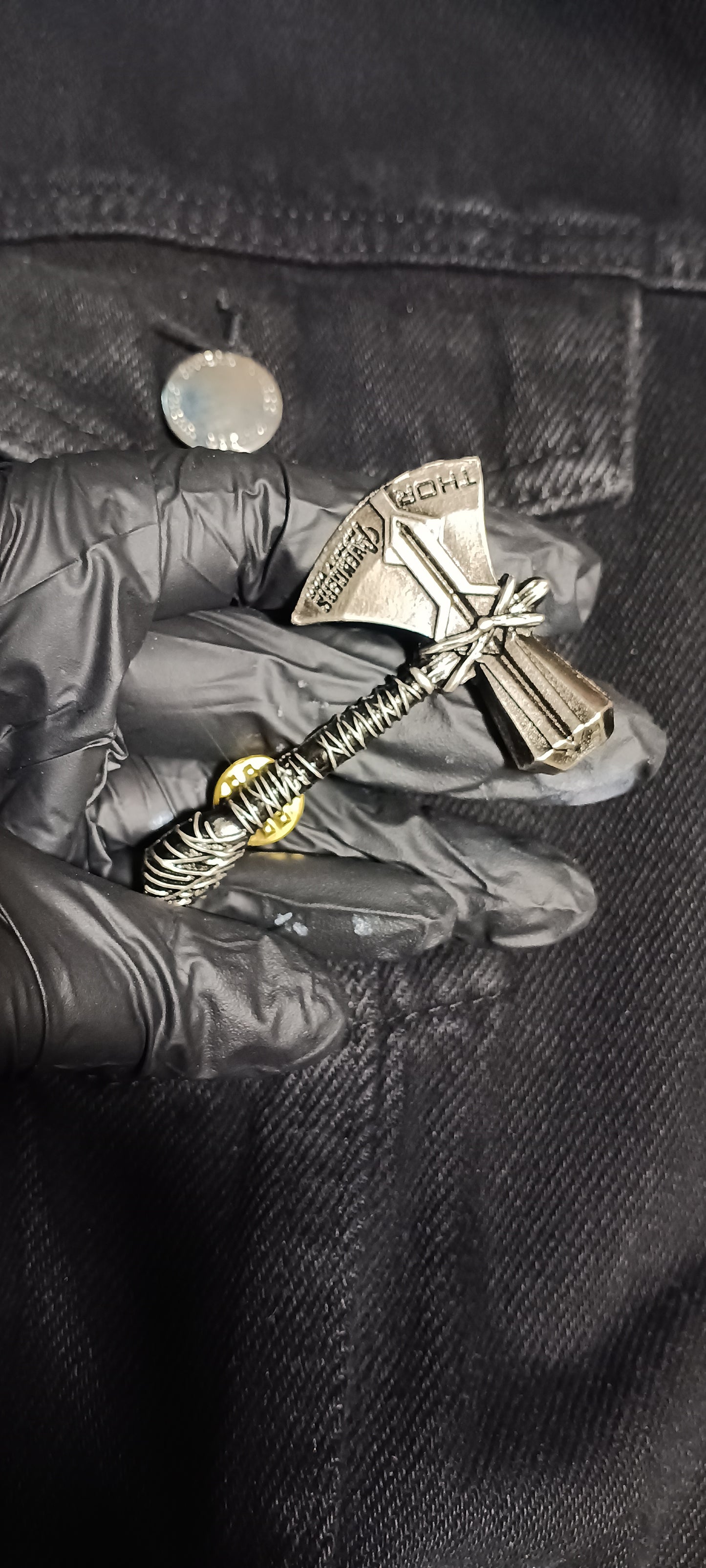 Pin Hacha de Thor Metálico
