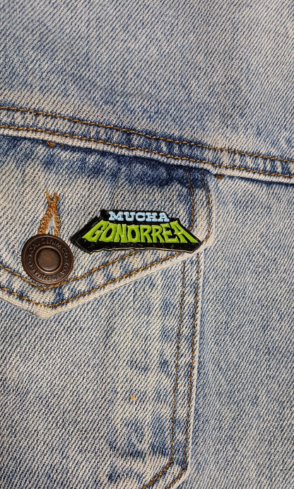 Pin Mucha Gonorrea Metálico