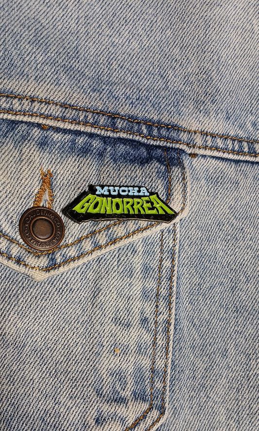 Pin Mucha Gonorrea Metálico