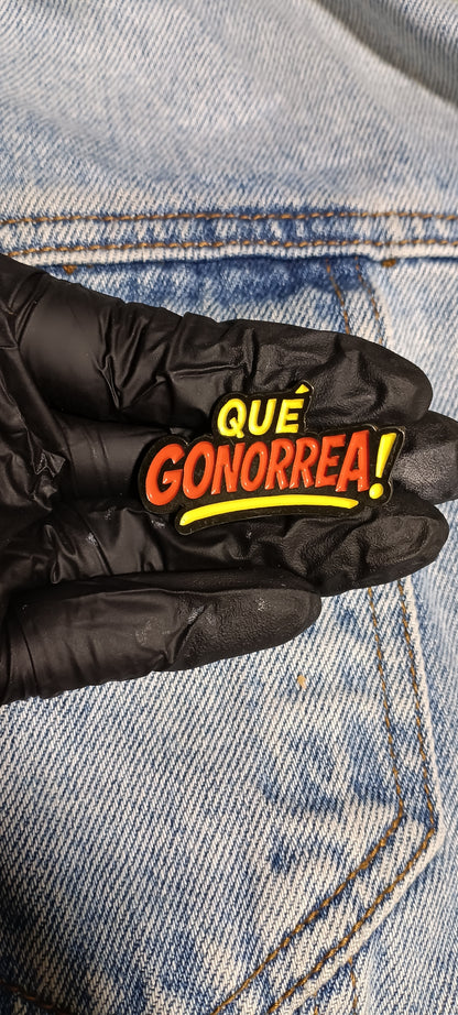 Pin Que Gonorrea Metálico